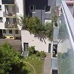 Dans Les Etoiles - 2 Bedroom With Free Parking Near To The City Center
