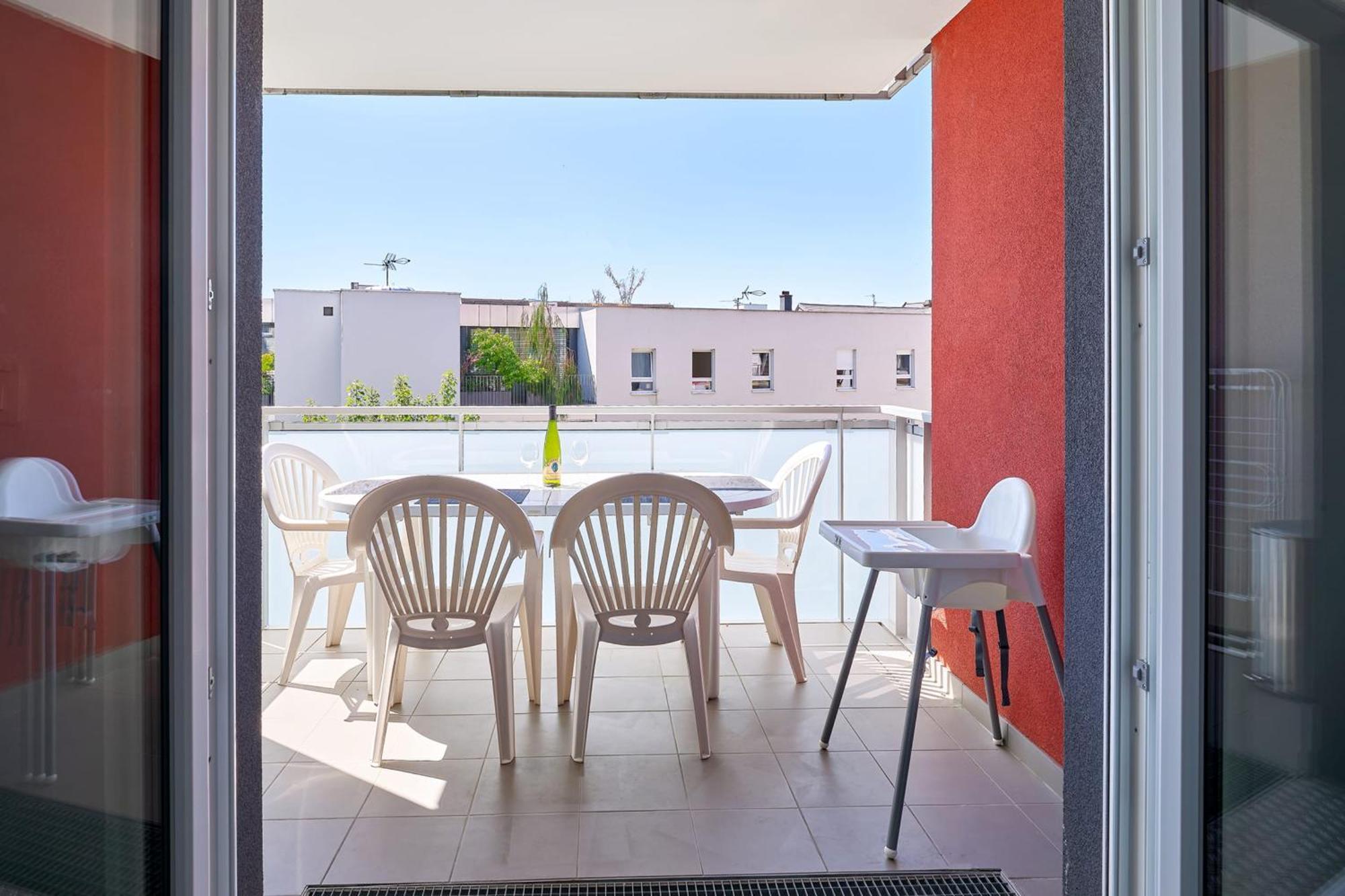 Dans Les Etoiles - 2 Bedroom With Free Parking Near To The Center *