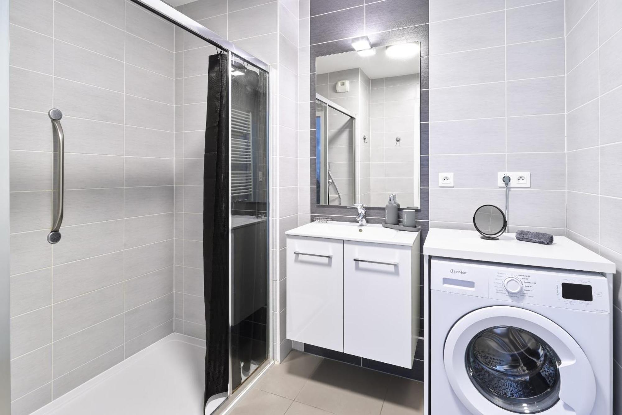 Dans Les Etoiles - 2 Bedroom With Free Parking Near To The Center *