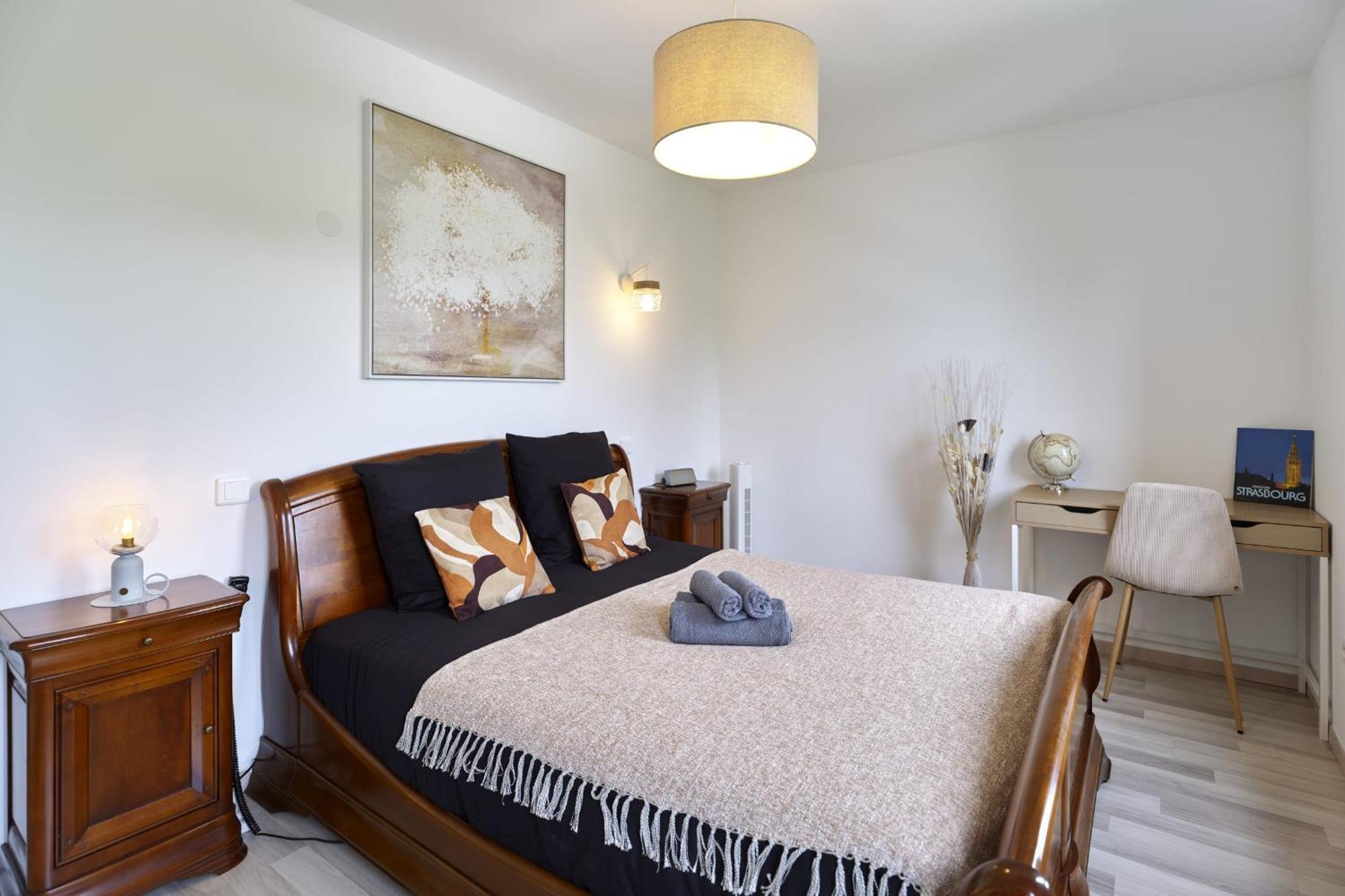 Appartement Dans Les Etoiles - 2 Bedroom With Free Parking Near To The Center